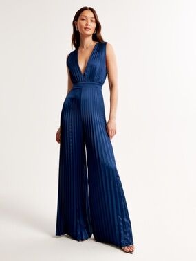 The A&F Giselle Pleated Jumpsuit — Blue in Petite Small